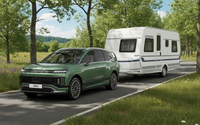 IONIQ 9 met caravan in natuur omgeving