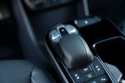 Midtkonsollen i Hyundai IONIQ Electric. Nærbilde.