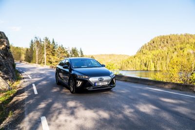 Hyundai IONIQ Electric kjørende på en vei. Foto.