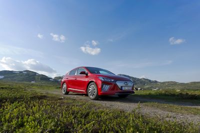 IONIQ Electric parkert på fjellet. Foto.