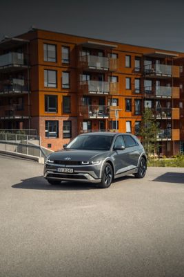 IONIQ 5 parkert ved en boligblokk. Foto.