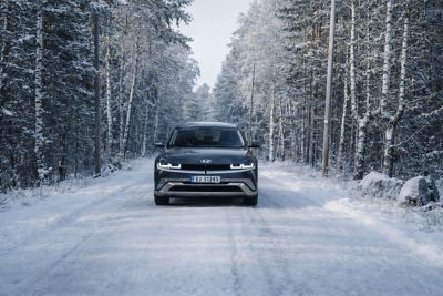 IONIQ 5 kjørende i et flott vinterlandskap. Foto.