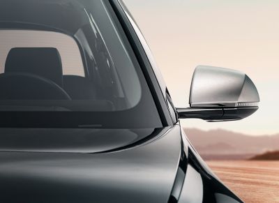 Hyundai IONIQ 5 i Phantom Black med sidespeilhus i børstet aluminium. Foto.