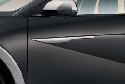 Hyundai IONIQ 5 en Phantom Black et baguette latérale en aluminium brossé.