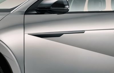 Hyundai IONIQ 5 en Gravity Gold Matte et baguette latérale en Piano Black.