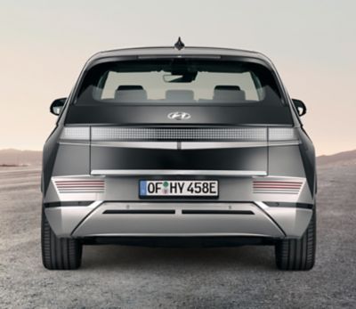 Hyundai IONIQ 5 i Phantom Black og dekorlist i børstet aluminium på bakluken. Foto.