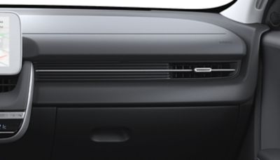 Kupeen til Hyundai IONIQ 5 crossover i Obsidian Black. Foto.