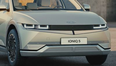 Detailansicht der Front eines Hyundai IONIQ 5 mit Stoßfänger und darin integrierten Lufteinlässen.