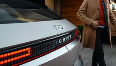 La fine bande à LED est un clin d’œil high-tech et une touche d’originalité bienvenue à l’arrière de IONIQ 5.