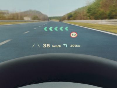 Das Head-up-Display des Hyundai IONIQ 5 projiziert  Fahrhinweise auf die Frontscheibe.