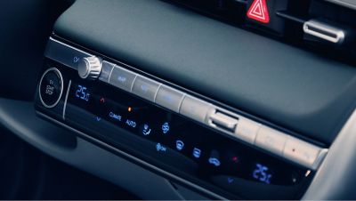 Vue rapprochée des contrôles de la climatisation automatique bi-zone de Hyundai IONIQ 5.