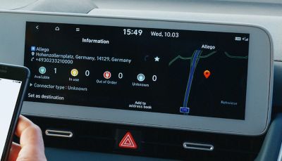 12,25-Zoll-Touchscreen des Hyundai IONIQ 5 zeigt die Route zur nächsten Ladestation.