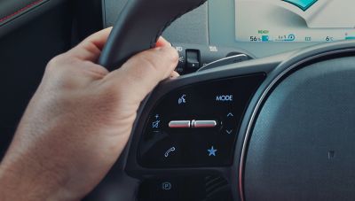 Imagen de los controles de reconocimiento de voz del Hyundai IONIQ 5 Eléctrico.