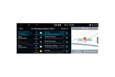 Anzeige der nächstgelegenen Ladestationen auf dem Navigations-Touchscreen eines Hyundai.