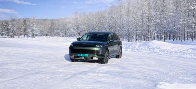 IONIQ 9 varebil i ett vinterlandskap. Foto.