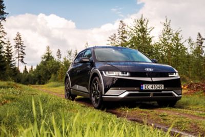 IONIQ 5 parkert ved en skogsvei. Foto.