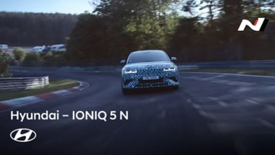 Hyundai IONIQ 5 N testowany na słynnym torze wyścigowym Nürburgring Nordschleife.
