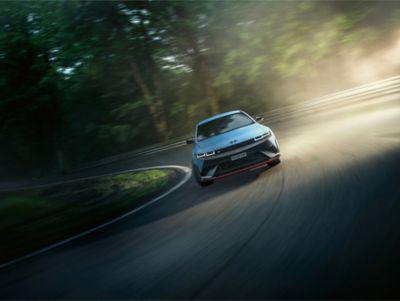 IONIQ 5 N completamente elettrica, vista frontale con alberi sullo sfondo.