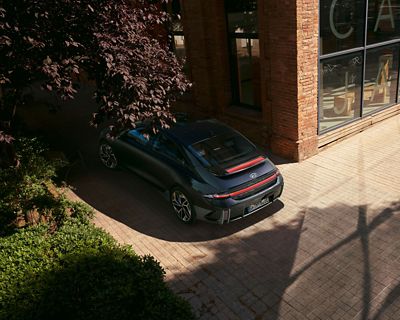 La berline 100 % électrique cinq portes Hyundai IONIQ 6 dans une rue.