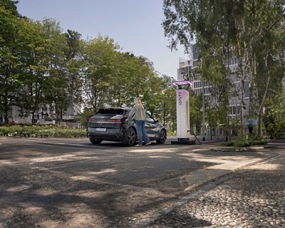 Image du SUV Kona Electric connecté à une borne de recharge publique Charge myHyundai.