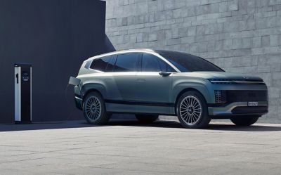 IONIQ 9 beim Laden an einer öffentlichen Ladestation.