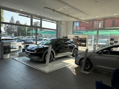 L'interno dello showroom Barchetti con IONIQ 5 in primo piano