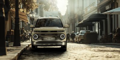 Hyundai INSTER su strada cittadina vista frontale