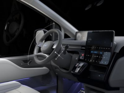 Il volante telescopico inclinabile all'interno del veicolo monovolume Hyundai STARIA Full Hybrid.