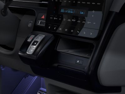 Immagine dello scomparto con il caricatore wireless di Hyundai STARIA Hybrid, con la sua funzione di raffreddamento