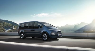 Hyundai STARIA Full Hybrid mentre percorre una scenografica strada di montagna