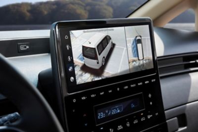 Immagine del Surround View Monitor di STARIA Full Hybrid, che rende le manovre molto più semplici