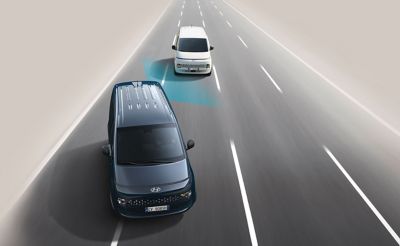 Il cluster digitale di STARIA Full Hybrid Luxury che mostra la visuale posteriore laterale sinistra e destra
