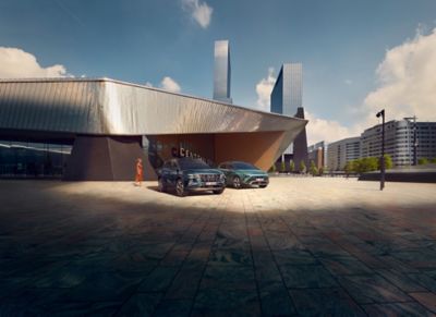 Hyundai TUCSON e Hyundai BAYON davanti ad un teatro in città