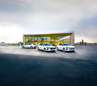 Hyundai ha presentato IONIQ, la prima auto al mondo ad offrire tre propulsori elettrificati: ibrido, plug-in e 100% elettrico