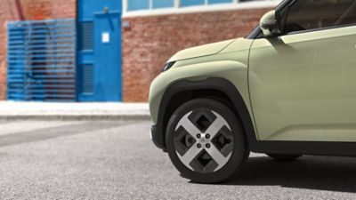 Dettaglio dei distintivi cerchi in lega da 17" di nuova Hyundai INSTER