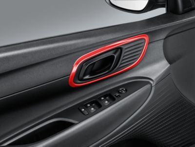 Interno di Hyundai Bayon con i dettagli di colore Rosso Pomodoro sulle maniglie.