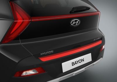 La linea di finitura del paraurti posteriore di Hyundai BAYON in rosso pomodoro.