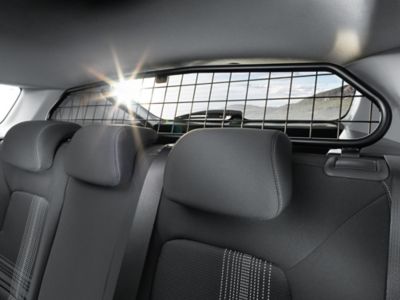 La protezione per cani Hyundai BAYON si inserisce perfettamente tra i sedili posteriori e il tetto.