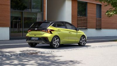 Hyundai i20 in Lucid Lime Metallic mentre attraversa le strade