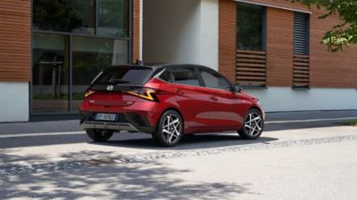 Hyundai i20 con ragazza accanto