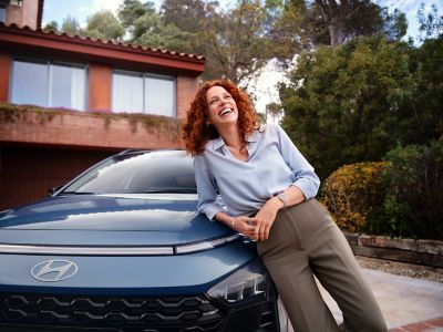 Hyundai BAYON con donna sorridente