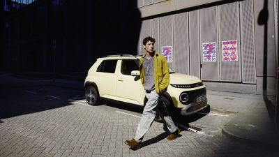 Un uomo si allontana da Hyundai INSTER urban SUV elettrico