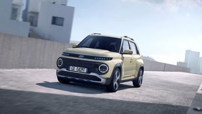 Nuova Hyundai i10 con dietro container
