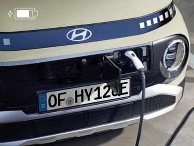 Nuova Hyundai BAYON si ferma ad un attraversamento pedonale