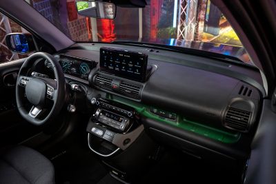 Hyundai INSTER doppio schermo con cluster digitale da 10.25" e touchscreen per l‘infotainment da 10.25"