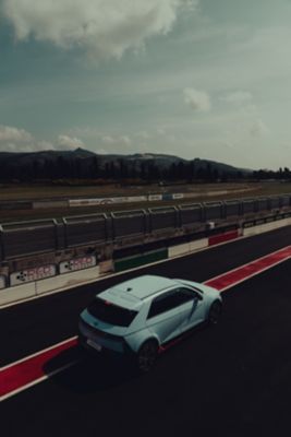 Hyundai IONIQ 5 N vista dall'alto nel pit di una pista