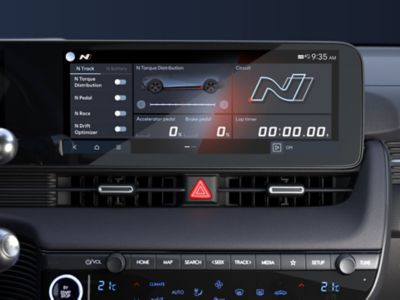 Lo schermo touchscreen centrale da 12.3" all’interno di Hyundai IONIQ 5 N auto sportiva 100% elettrica