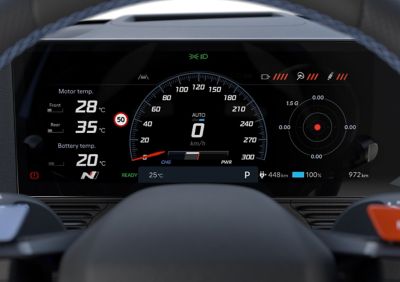 L’avanzato display del cluster da 12,3" e il volante all’interno di Hyundai IONIQ 5 N auto sportiva 100% elettrica