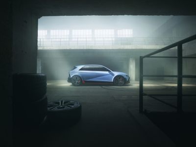 Vista laterale di Hyundai IONIQ 5 N auto sportiva 100% elettrica parcheggiata all'interno di un garage