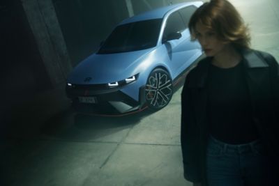 Nuova Hyundai IONIQ 5 N blu con una donna che le cammina accanto